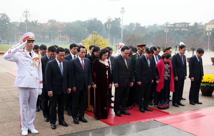Đoàn lãnh đạo TP Hà Nội viếng Chủ tịch Hồ Chí Minh và các Anh hùng liệt sĩ