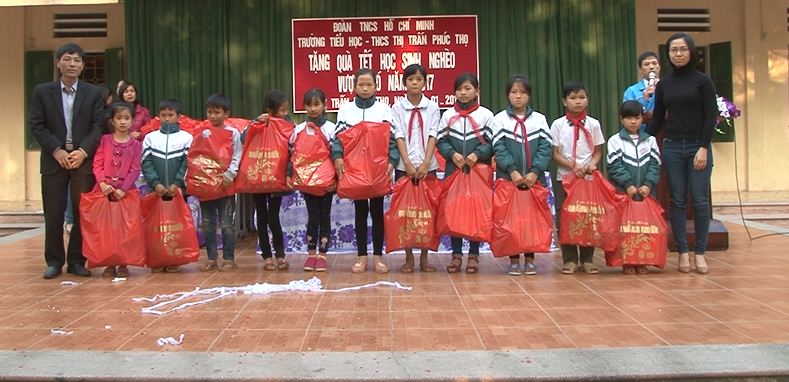 Đoàn thanh niên thị trấn Phúc Thọ mang Tết ấm đến học sinh nghèo