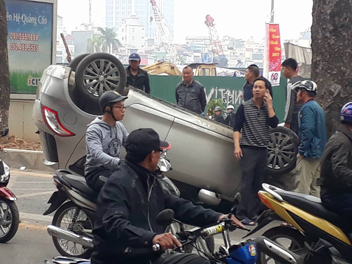 Hà Nội: Hai mẹ con thoát nạn trong xe ô tô bị lật trên đường Giảng Võ