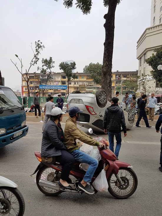 Hà Nội: Hai mẹ con thoát nạn trong xe ô tô bị lật trên đường Giảng Võ