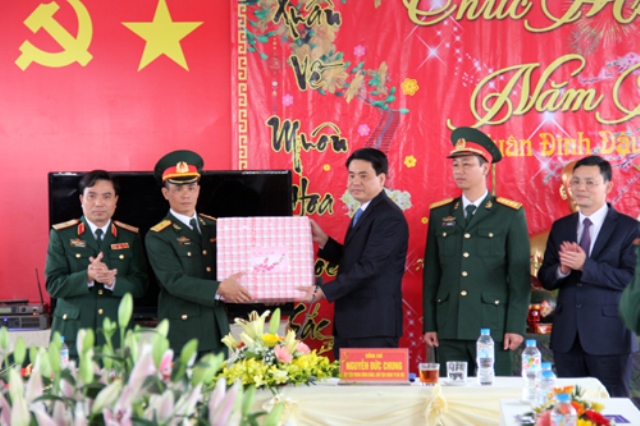 Chủ tịch UBND TP Nguyễn Đức Chung thăm, chúc Tết Tiểu đoàn trinh sát 20