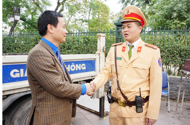 Thường trực Thành đoàn thăm lực lượng thanh niên làm nhiệm vụ ứng trực giao thông