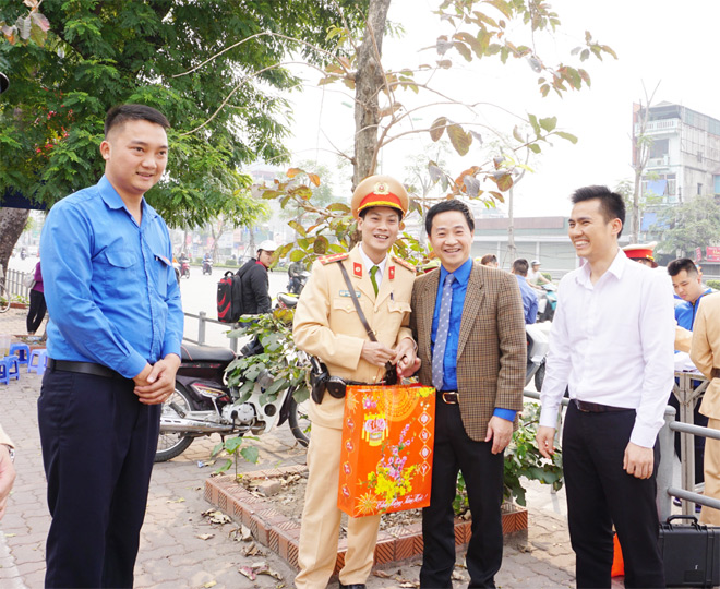 Thường trực Thành đoàn thăm lực lượng thanh niên làm nhiệm vụ ứng trực giao thông