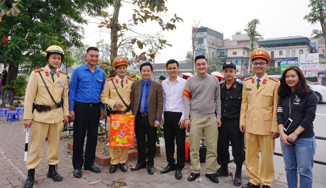 Thường trực Thành đoàn thăm lực lượng thanh niên làm nhiệm vụ ứng trực giao thông