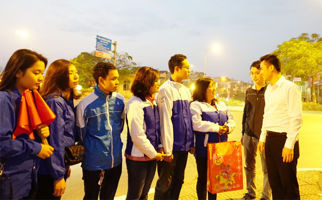 Thường trực Thành đoàn thăm lực lượng thanh niên làm nhiệm vụ ứng trực giao thông