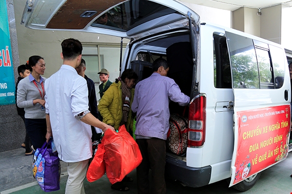 Những chuyến xe tình nghĩa đưa bệnh nhân về quê ăn Tết