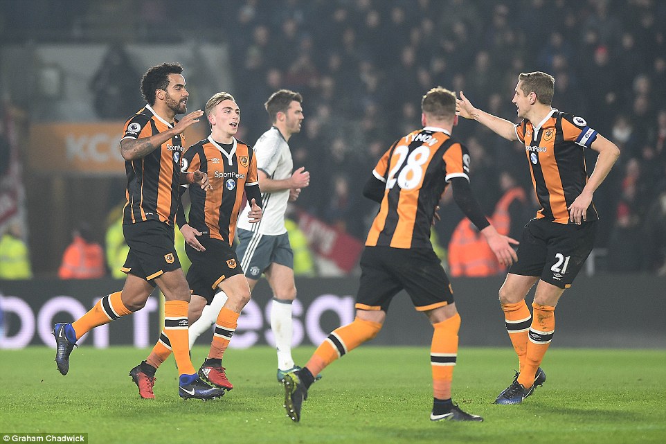 Bán kết lượt về EFL Cup: Man Utd suýt phải trả giá