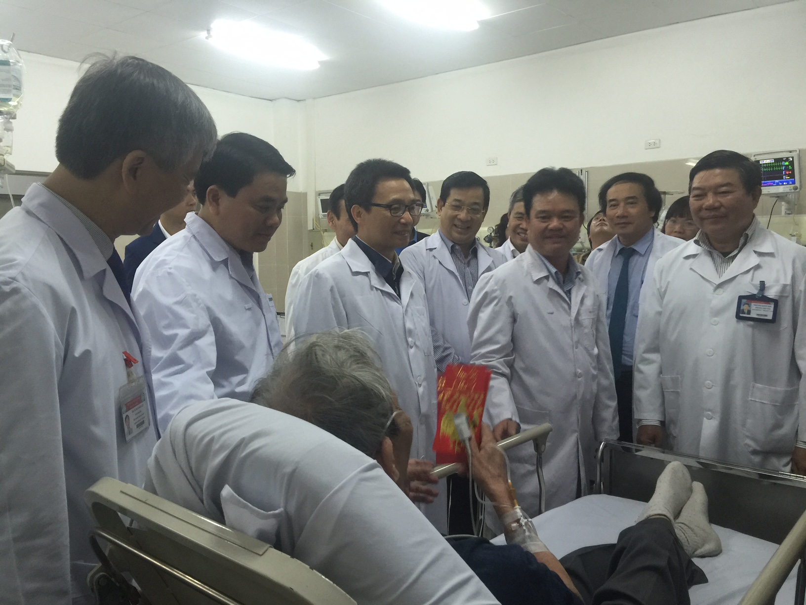 Phó Thủ tướng Vũ Đức Đam thăm bệnh nhân nặng chiều 30 Tết