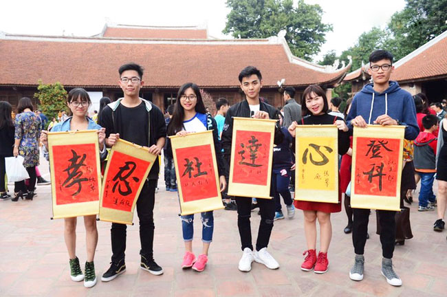 Mùng 2 Tết Đinh Dậu, người Hà Nội chen lấn đi xin chữ, lấy cả chữ viết sẵn