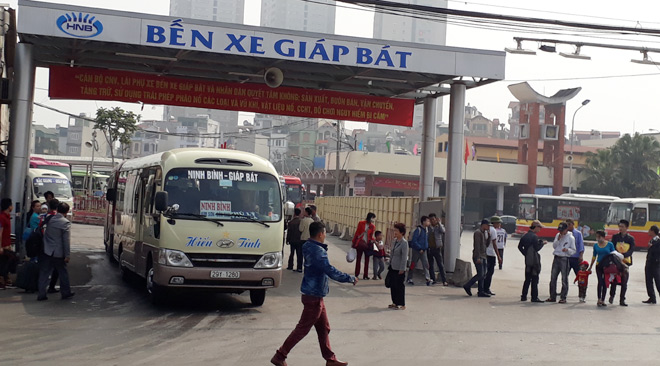 Người dân rục rịch trở lại Thủ đô trong ngày mùng 4 Tết