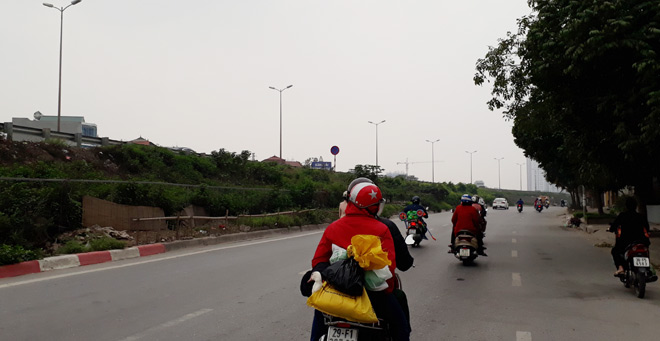 Người dân rục rịch trở lại Thủ đô trong ngày mùng 4 Tết