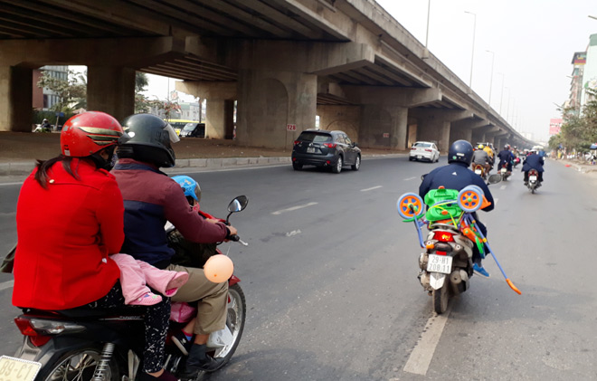 Người dân rục rịch trở lại Thủ đô trong ngày mùng 4 Tết