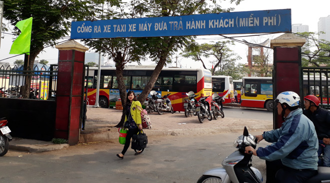 Người dân rục rịch trở lại Thủ đô trong ngày mùng 4 Tết