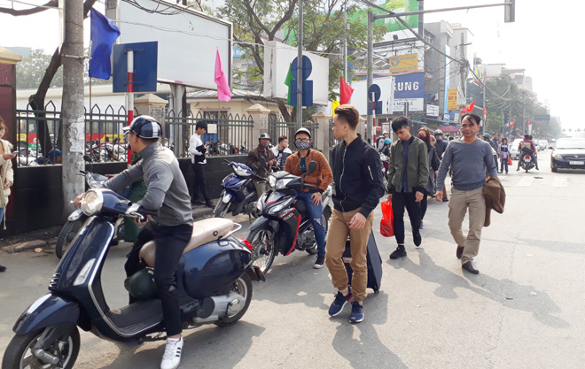 Người dân rục rịch trở lại Thủ đô trong ngày mùng 4 Tết
