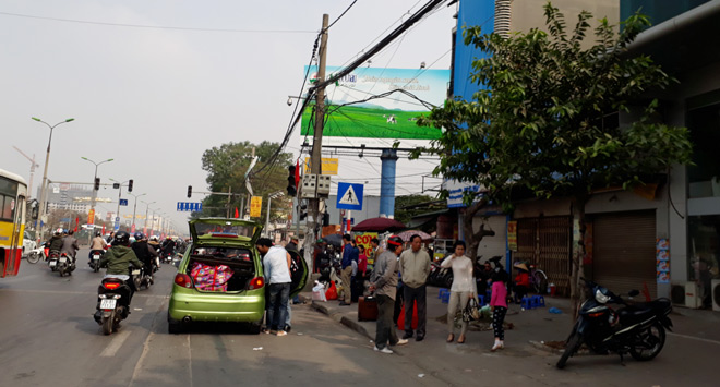 Người dân rục rịch trở lại Thủ đô trong ngày mùng 4 Tết