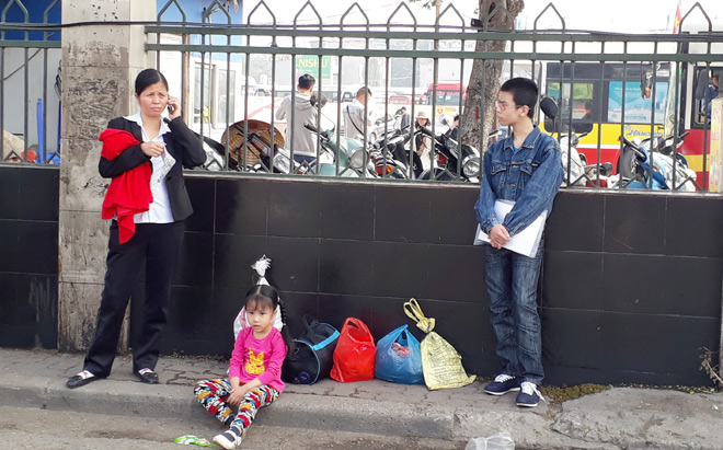 Người dân rục rịch trở lại Thủ đô trong ngày mùng 4 Tết