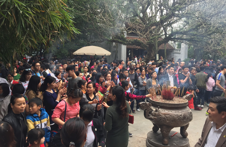Du khách về thắp hương Đền Hùng tăng đột biến trong ngày mùng 4 Tết Đinh Dậu 2017