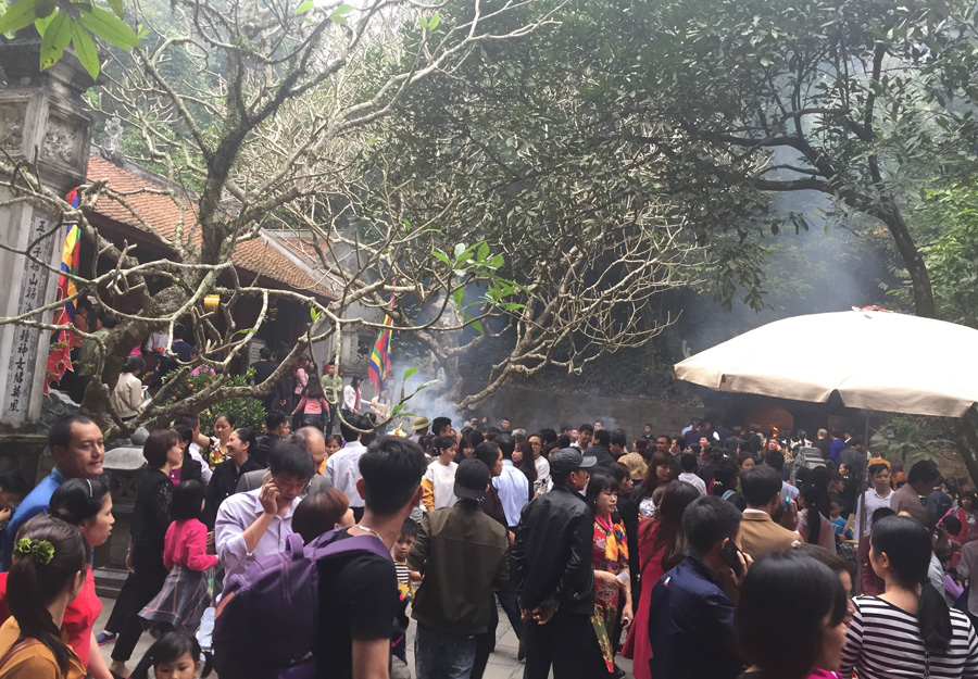 Du khách về thắp hương Đền Hùng tăng đột biến trong ngày mùng 4 Tết Đinh Dậu 2017