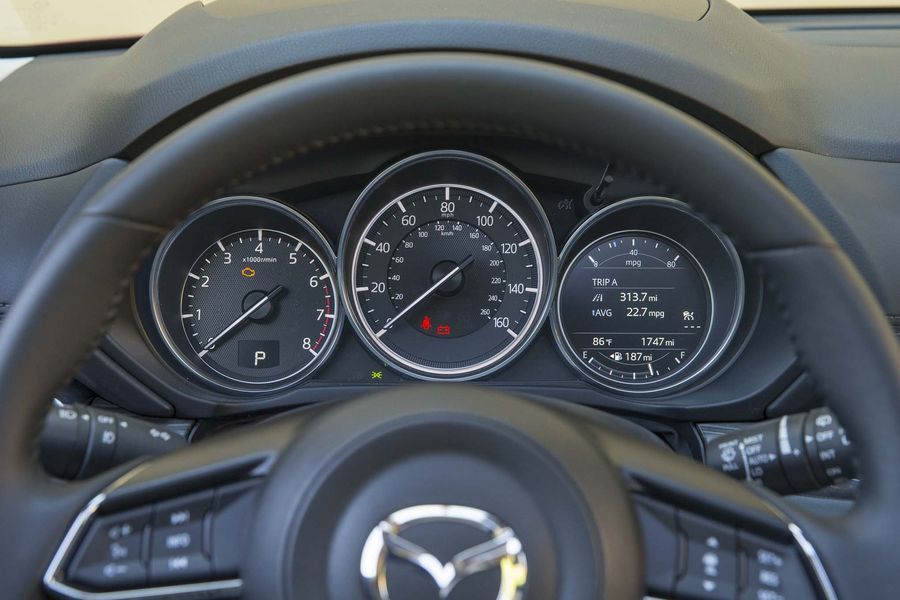 CX-5 năng động, trẻ trung nhưng vẫn chịu thua trước 