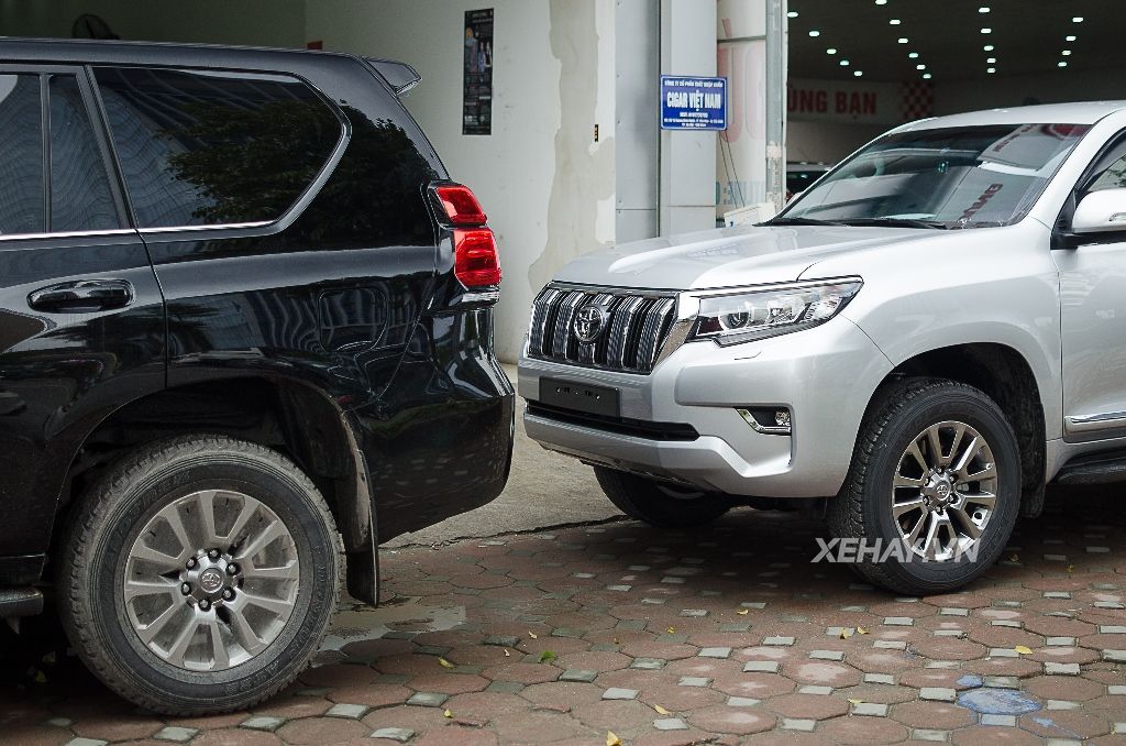Bắt gặp bộ đôi Toyota Land Cruiser Prado VX 2018 đầu tiên về Việt Nam