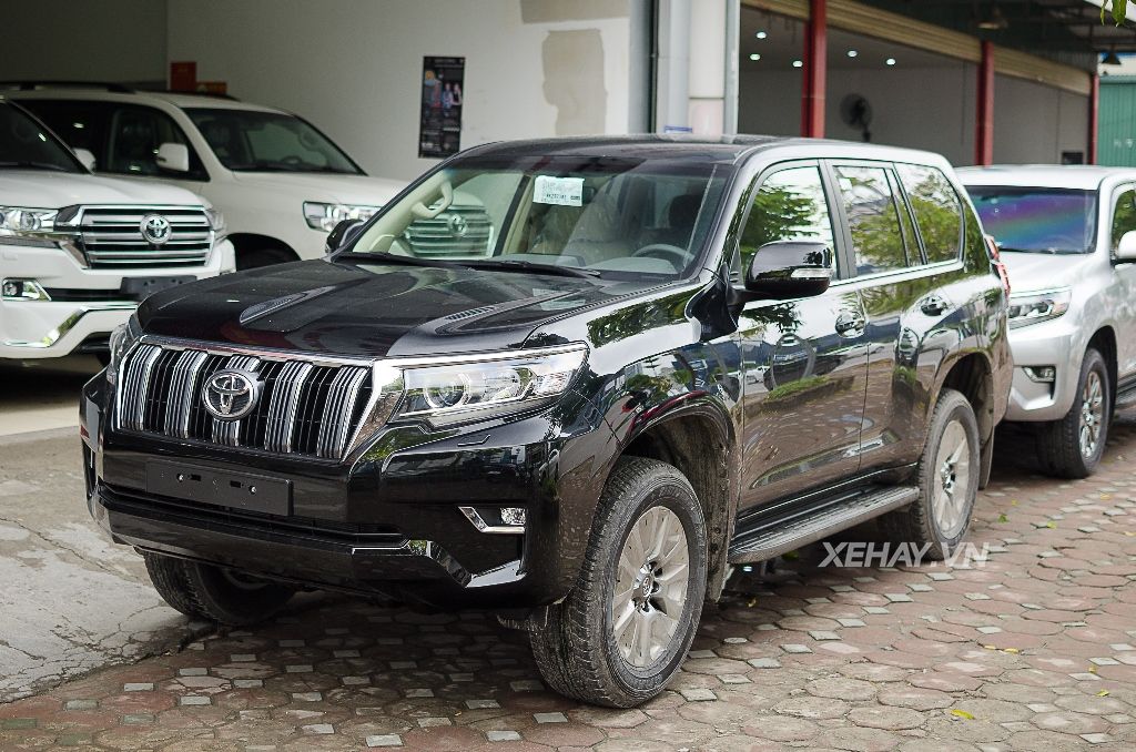 Bắt gặp bộ đôi Toyota Land Cruiser Prado VX 2018 đầu tiên về Việt Nam
