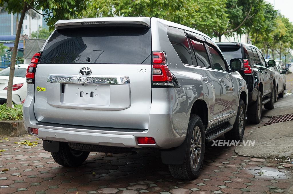 Bắt gặp bộ đôi Toyota Land Cruiser Prado VX 2018 đầu tiên về Việt Nam