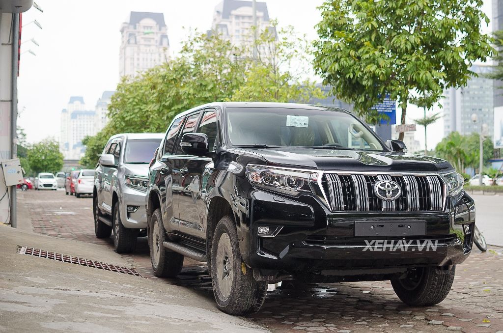 Bắt gặp bộ đôi Toyota Land Cruiser Prado VX 2018 đầu tiên về Việt Nam