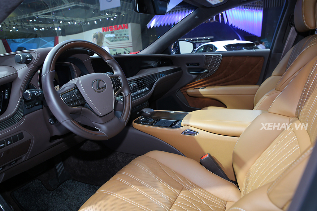 Lexus LS500h 2018 tại Việt Nam chốt giá 7,6 tỷ đồng, quyết cạnh tranh với Mercedes-Maybach S450