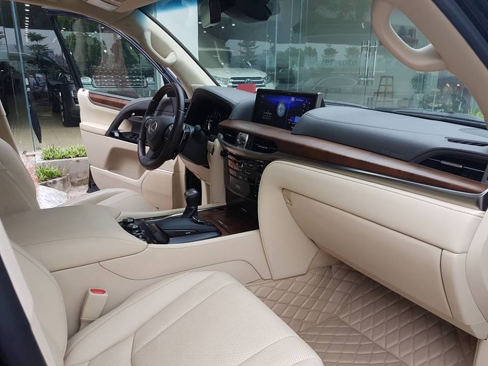 Lexus LX570 nhập khẩu từ Mỹ có giá 8,8 tỷ đồng tại Việt Nam