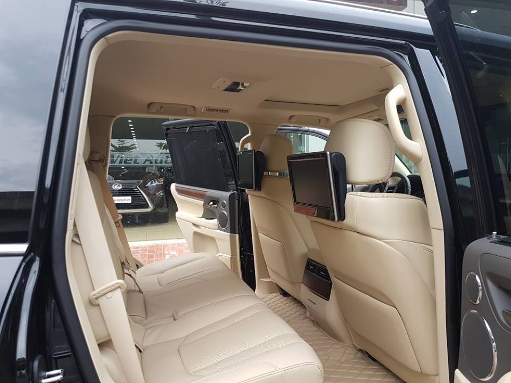 Lexus LX570 nhập khẩu từ Mỹ có giá 8,8 tỷ đồng tại Việt Nam