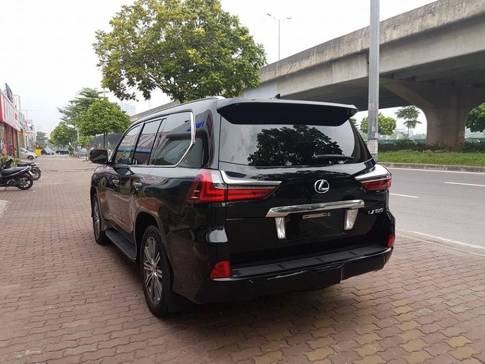 Lexus LX570 nhập khẩu từ Mỹ có giá 8,8 tỷ đồng tại Việt Nam