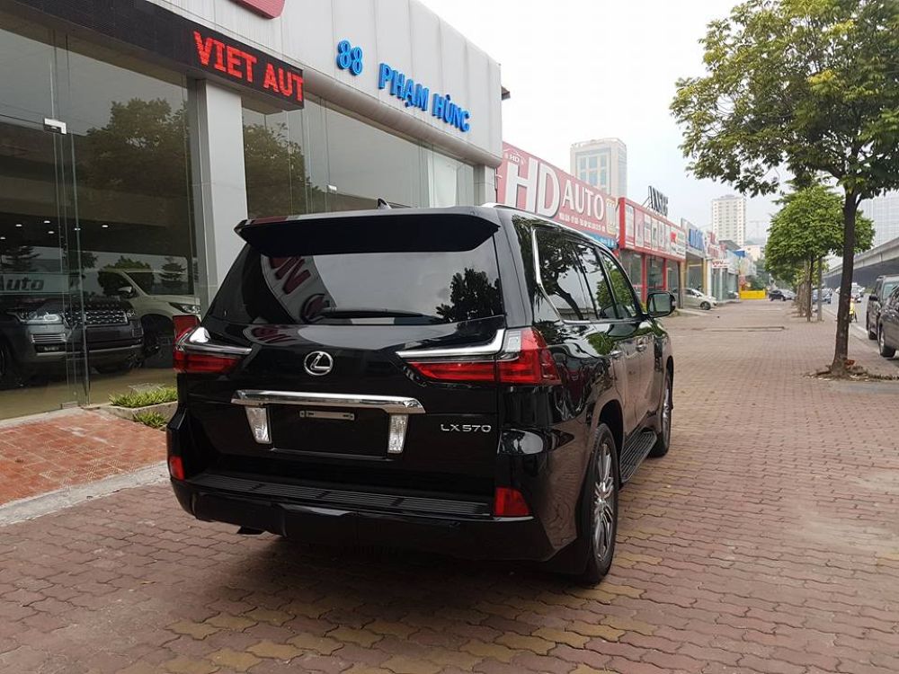 Lexus LX570 nhập khẩu từ Mỹ có giá 8,8 tỷ đồng tại Việt Nam