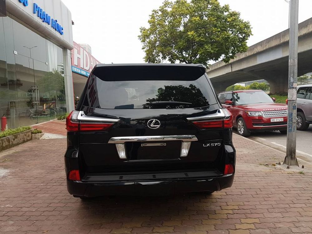 Lexus LX570 nhập khẩu từ Mỹ có giá 8,8 tỷ đồng tại Việt Nam