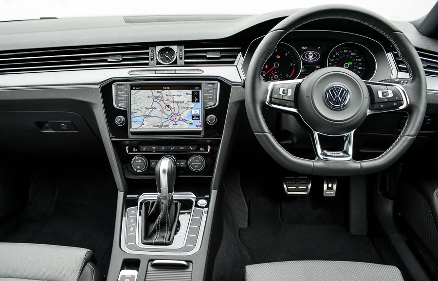 Volkswagen Passat 2018 có giá bán khởi điểm chỉ từ 726 triệu VNĐ