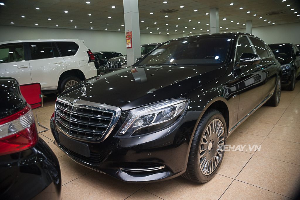 Bộ đôi siêu sang Mercedes-Maybach gắn logo Maybach tại Hà Nội