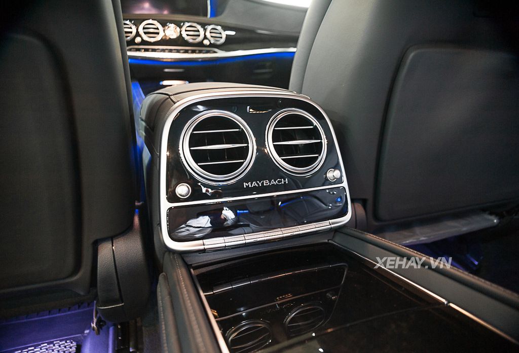 Bộ đôi siêu sang Mercedes-Maybach gắn logo Maybach tại Hà Nội