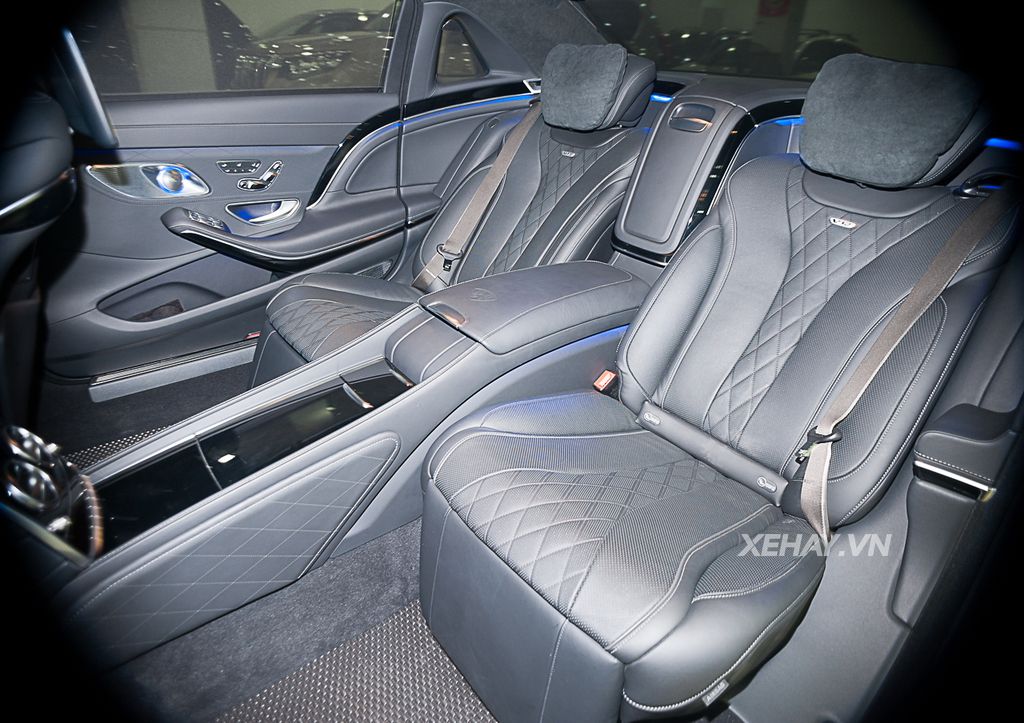 Bộ đôi siêu sang Mercedes-Maybach gắn logo Maybach tại Hà Nội