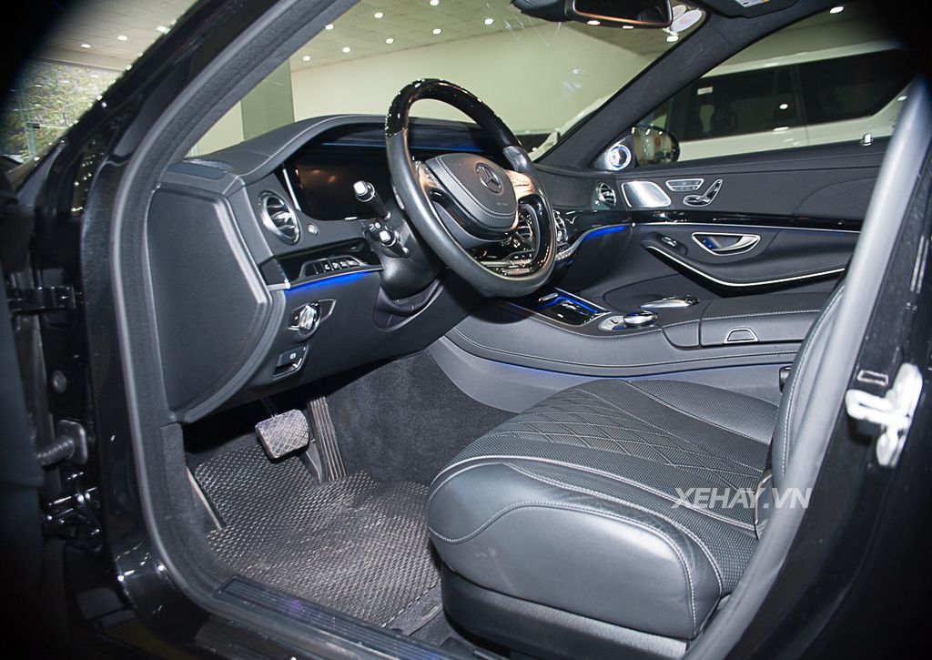 Bộ đôi siêu sang Mercedes-Maybach gắn logo Maybach tại Hà Nội