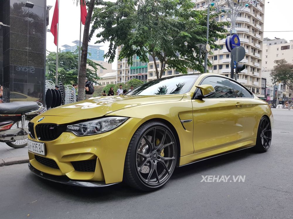 TP.HCM: BMW M4 Coupe ngoại thất vàng Austin Yellow nổi bật trên phố