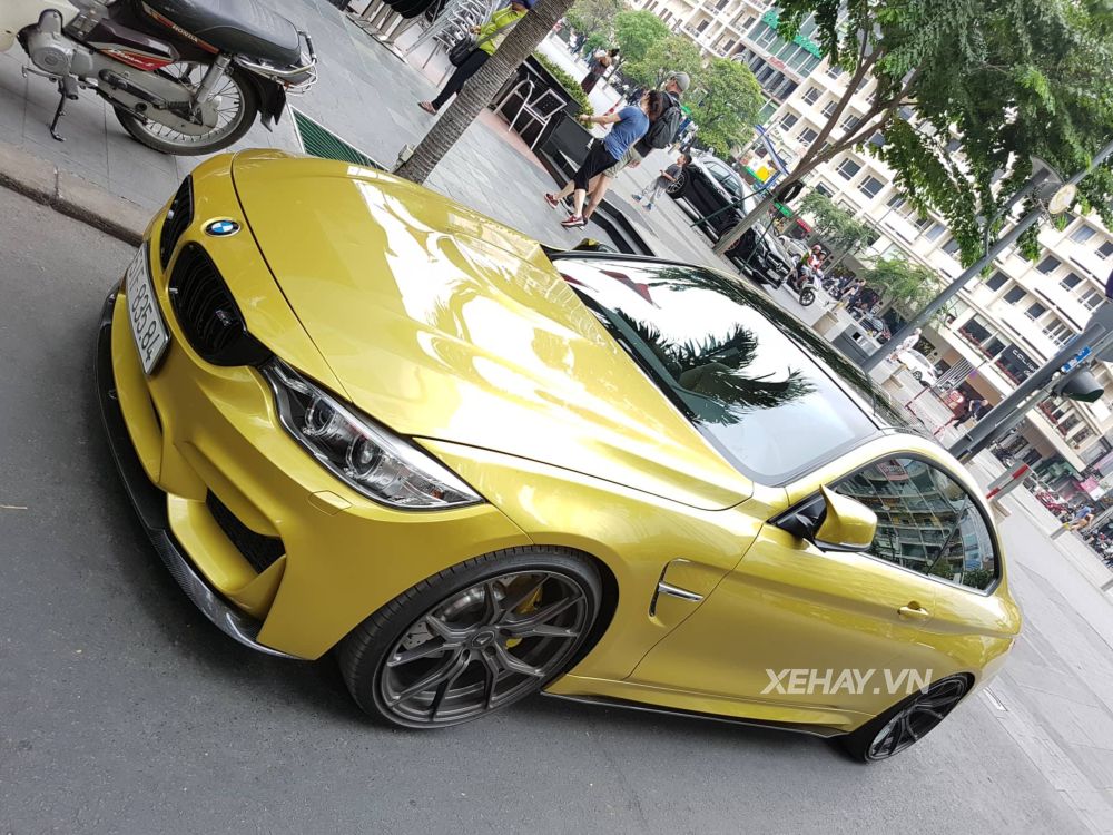TP.HCM: BMW M4 Coupe ngoại thất vàng Austin Yellow nổi bật trên phố