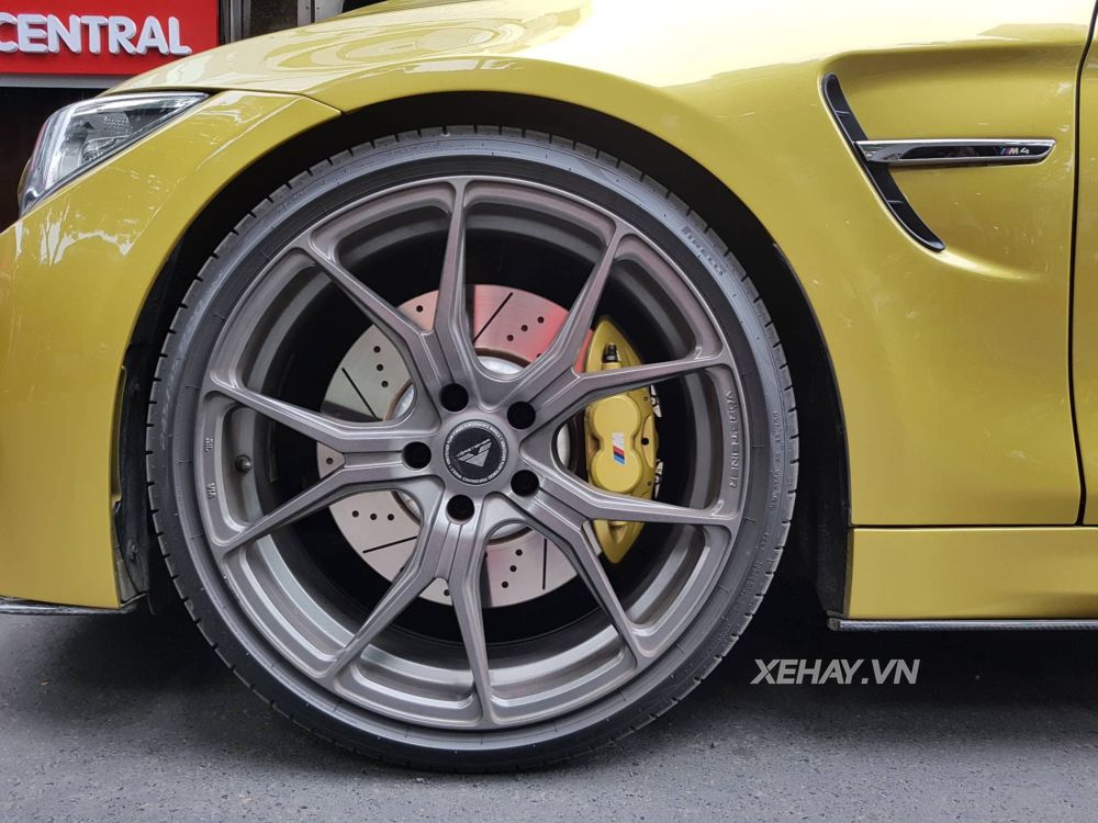 TP.HCM: BMW M4 Coupe ngoại thất vàng Austin Yellow nổi bật trên phố