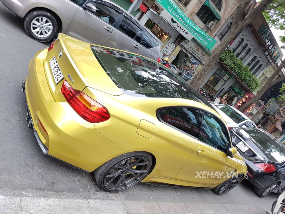 TP.HCM: BMW M4 Coupe ngoại thất vàng Austin Yellow nổi bật trên phố