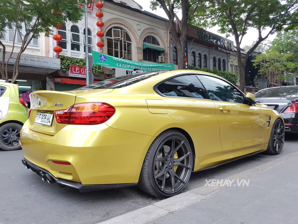 TP.HCM: BMW M4 Coupe ngoại thất vàng Austin Yellow nổi bật trên phố