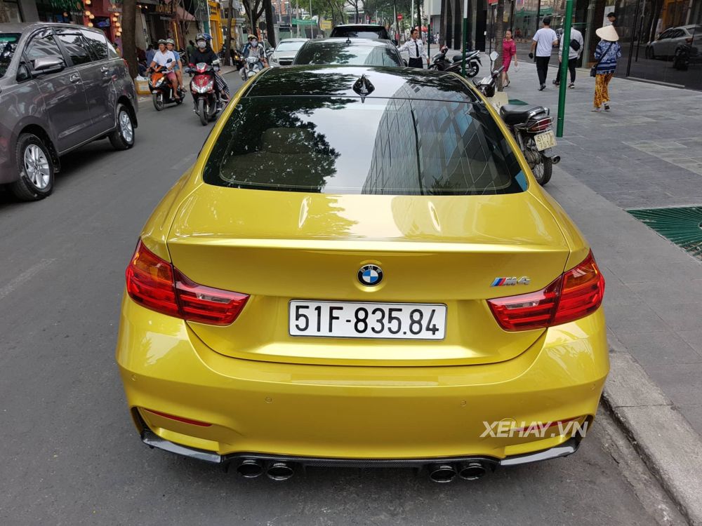TP.HCM: BMW M4 Coupe ngoại thất vàng Austin Yellow nổi bật trên phố