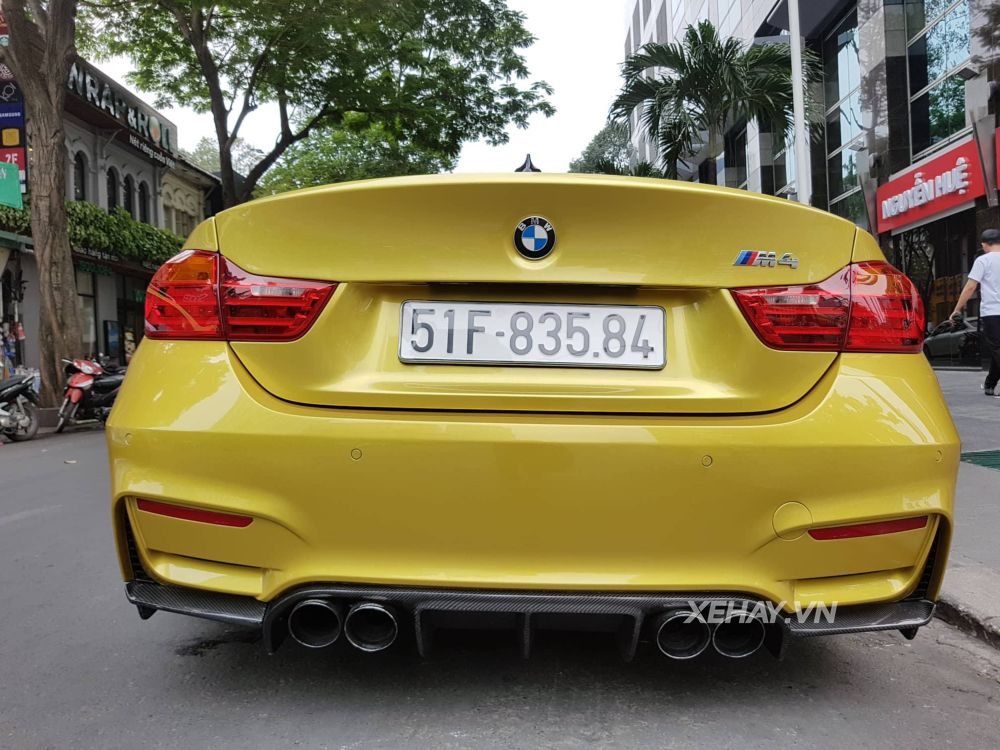 TP.HCM: BMW M4 Coupe ngoại thất vàng Austin Yellow nổi bật trên phố