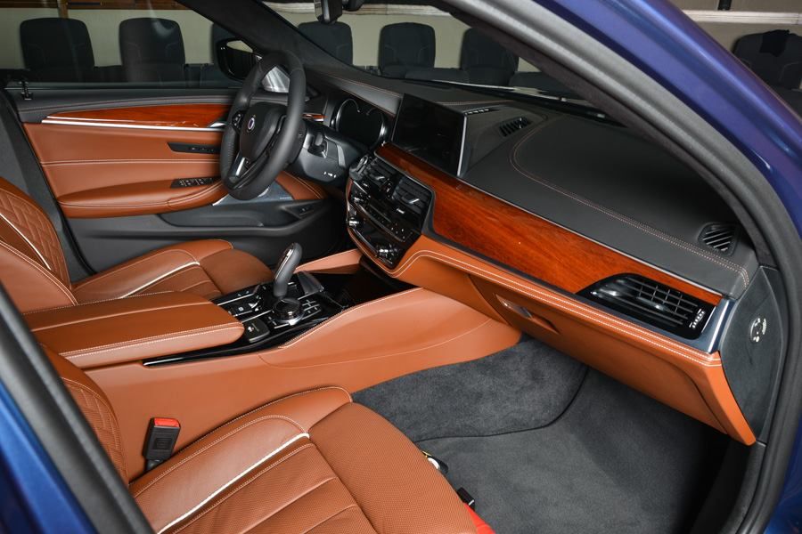 B5 Bi-Turbo - chiếc xe bứt tốc nhanh nhất của Alpina đang được trưng bày tại Abu Dhabi