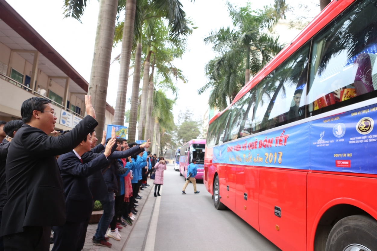 Bí thư thứ nhất Trung ương Đoàn Lê Quốc Phong tặng quà và tiễn sinh viên về quê ăn Tết năm 2018