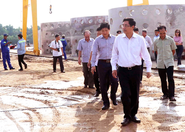 Ông Cao Đức Phát - Phó Trưởng Ban Kinh tế Trung ương tham quan nhà máy sản xuất Đê trụ rỗng (Khu công nghiệp Khánh An, Cà Mau). Ảnh: TTXVN