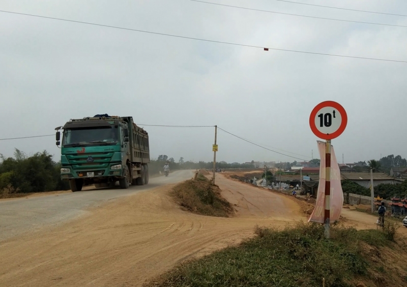 Mặc dù có biển cấm xe 10 tấn nhưng xe có tải trọng trên 10 tấn vẫn vô tư đi vào.