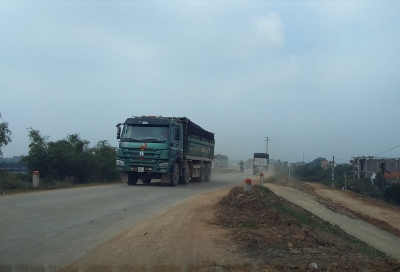 Xe có dấu hiệu quá tải đang ngày ngày tàn phá tuyến đê Thụy Lôi.